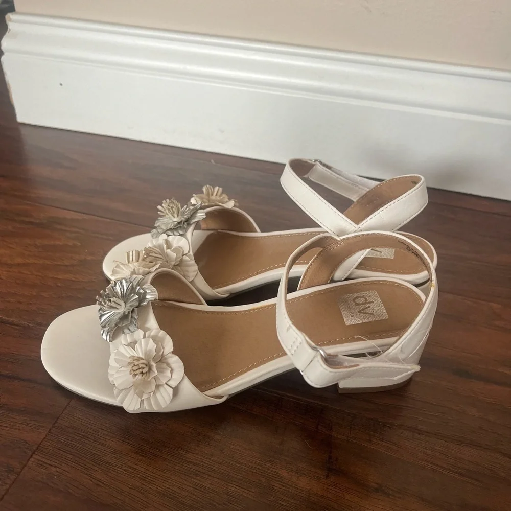 NWOT DV by Dolce Vita Girls White and Silver Flower Ankle Strap Sandals-Size 3
